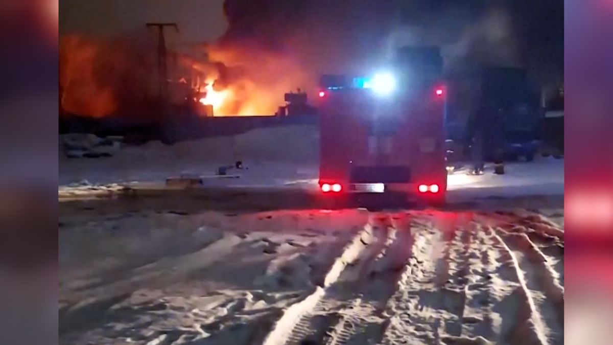Mohutný požár a exploze v ruské továrně na výrobu tanků